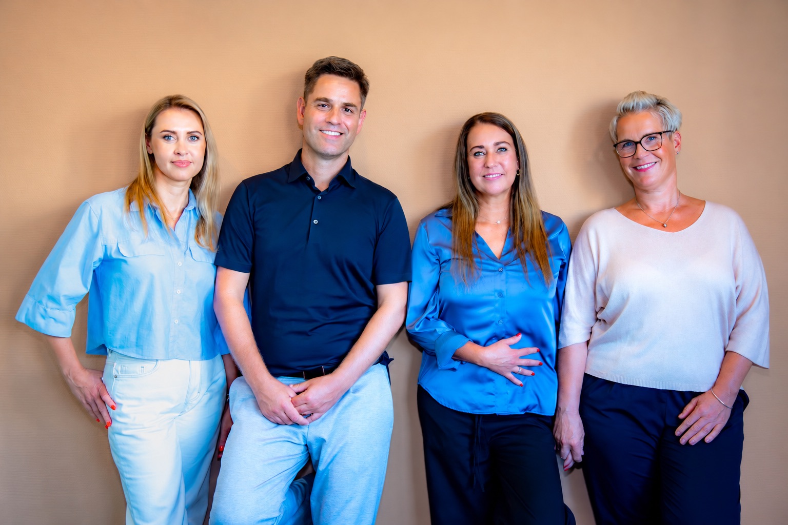 Teamfoto vom Praxisteam aus der Endodontiepraxis Endoversum aus Berlin Charlottenburg
